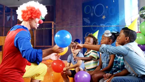 Clown-spielen-mit-den-Kindern-während-der-Geburtstagsfeier-4k