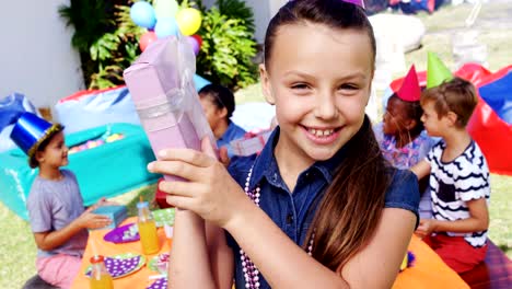 Retrato-de-niña-con-regalo-caja-4-k