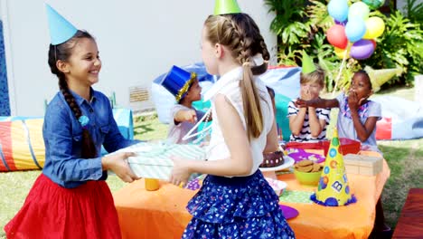 Amigos-felices-jugando-con-regalo-caja-4-k