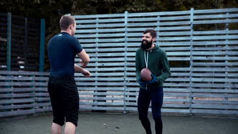 Jugadores-de-fútbol-americano-el-calentamiento-en-el-entrenamiento