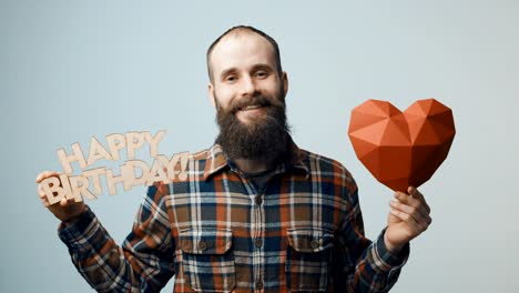 Hipster-Mann-zeigen-und-Ihnen-einen-herzlichen-Glückwunsch-zum-Geburtstag-text