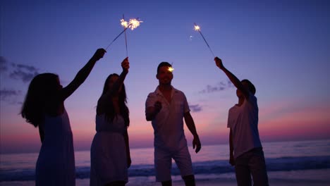 Silueta-de-la-familia-de-América-Latina-con-diversión-luces-de-Bengala