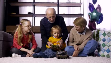 Granfather-Lehre-junge-Radio-Control-Spielzeug-verwenden