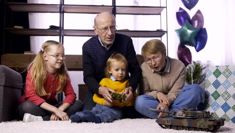 Lindo-niño-aprendiendo-a-usar-el-juguete-de-control-remoto