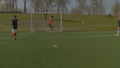 Futbolista-joven-de-disparos-a-portería-durante-el-entrenamiento