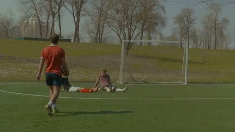 Descansando-en-el-campo-de-fútbol-después-de-juego-de-los-futbolistas