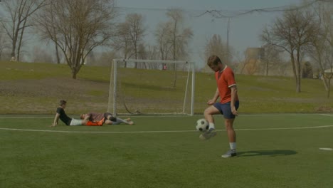 Soccer-player-bouncing-soccer-ball-with-feet