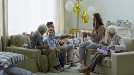 Familie-Eröffnung-Baby-Duschen-Geschenke