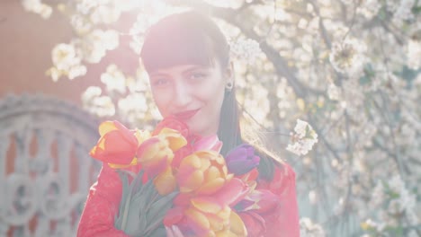 Frau-mit-Blumen-im-Frühling