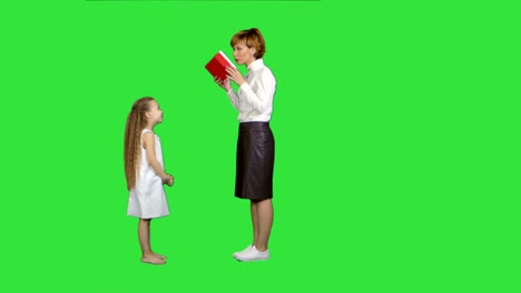 Glückliche-Mutter-und-Tochter-Gebens-und-Nehmens-Geschenk-Box-auf-einem-Green-Screen,-Chroma-Key