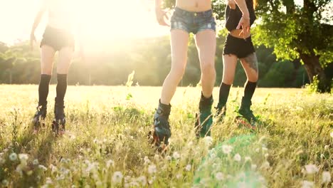 Fettverbrennung-Training-in-der-Gruppe-auf-speziellen-Schuhen-im-freien