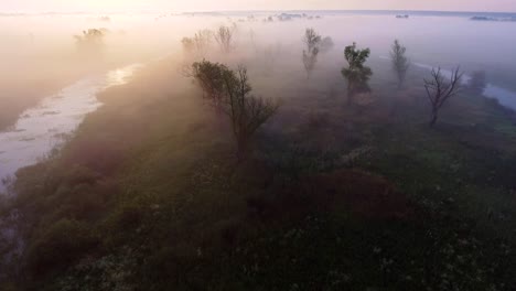 4K-Luftaufnahmen-Video-von-nebligen-Morgen.-Fliegen-über-den-Fluss-Desna.-Sonnenaufgangszeit.-Kyiv-Region,-Ukraine.