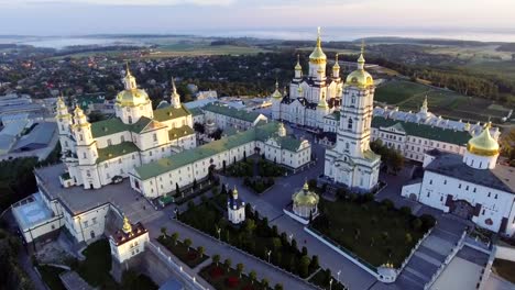 Vista-aérea-de-Santo-Dormición-Pochayiv-Lavra,-un-monasterio-ortodoxo-en-el-Oblast-de-Ternopil-de-Ucrania.-Europa-del-este