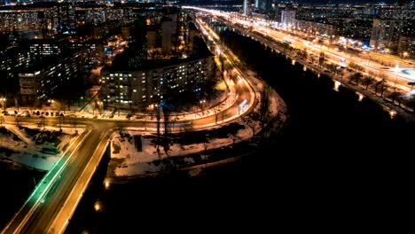 Die-malerische-Aussicht-auf-die-Stadt,-abends-mit-einem-Fluss.-Zeitraffer