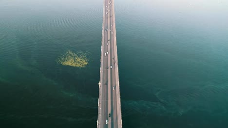 Top-Luftaufnahme-der-Brücke-Automobil-Straßenverkehr-viele-Autos,-Verkehrskonzept