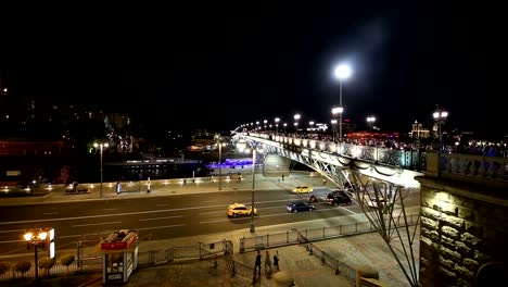 Patriarshy-Brücke--ist-ein-Fußgänger-Stahlkasten-Balkenbrücke,-die-Moskwa-Flusses-in-der-Nähe-der-Kathedrale-von-Christus-der-Retter-in-der-Innenstadt-von-Moskau,-Russland-erstreckt