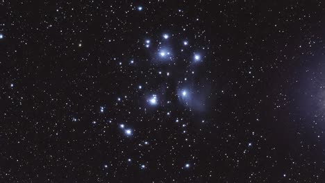 Abra-el-racimo-de-Pleiades-Astronomía-nebulosa-estelar-Timelapse-M45