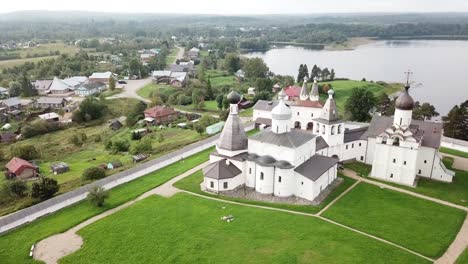 El-monasterio-de-Ferapontov.-Lago-de-Borodaevsky.-Paisaje-Ruso