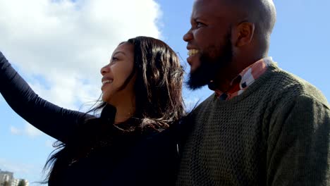 Pareja-tomando-selfie-con-teléfono-móvil-en-día-soleado-4k