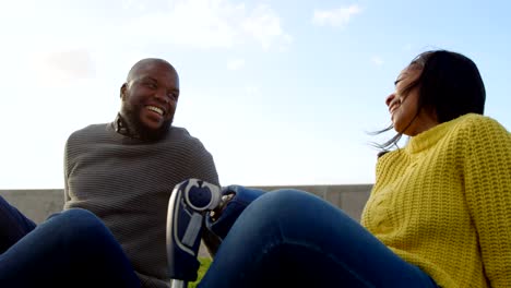 Feliz-pareja-interactuando-con-los-demás-en-el-parque-en-un-día-soleado-4k