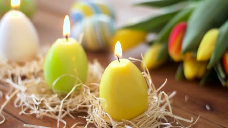 velas-en-forma-de-huevos-de-Pascua-y-flores