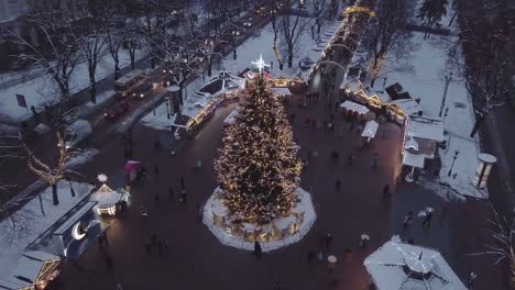 Lviv,-Ucrania---diciembre-de-2018.-Tiro-de-Arial.-Casa-de-la-ópera-de-Lvov.-Árbol-de-Navidad.-Feria-de-Navidad.-Personas-están-caminando-por-el-centro-de-la-ciudad.-Noche