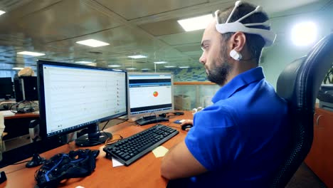 Male-engineer-controls-computer-using-special-Brainwave-Scanning-Headset