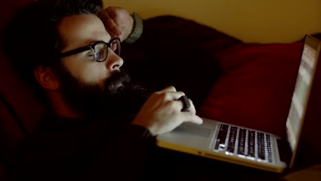 Hombre-con-gafas-usando-Tablet-PC