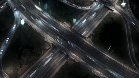 Tráfico-en-el-intercambio-de-la-autopista.-Noche-aérea-vista-timelapse-tráfico-de-la-ciudad.-UHD,-4K