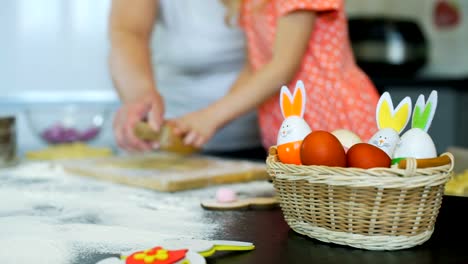 Little-Girl-Lernen,-Osterkiekse-zu-machen