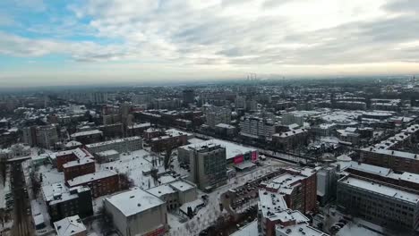 Ciudad-invernal-en-la-nieve-con-vista-a-los-ojos-de-pájaro.