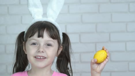 Un-niño-está-jugando-con-huevos-de-Pascua.