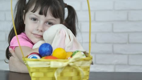 Un-niño-está-abrazando-un-conejo-de-Pascua.