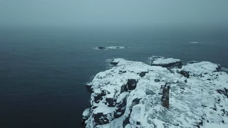 Viejo-faro.-Costa-Mar-de-Barents.-Península-de-Kola.-Paisaje-invernal-del-océano-Ártico