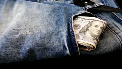 100-Dollar-in-der-Tasche-der-Jeans,