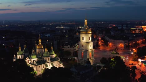 Vuelo-por-la-noche-sobre-la-Catedral-de-Sofía-en-Kiev