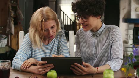 Zwei-Frauen-mit-Tablet