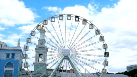 Nahaufnahme-großes-weißes-Riesenrad-dreht-sich-in-Kiew-Stadt,