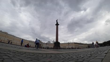 Zeitraffer-eines-Schlossplatzes-in-Sankt-Petersburg.-Alexander-Säule-und-Eremitage.