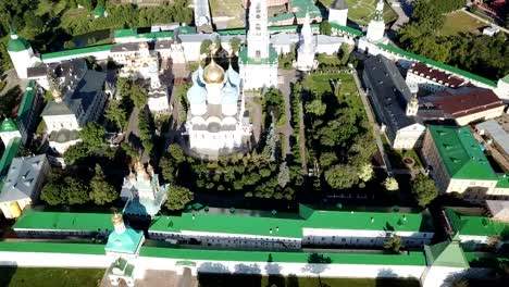 Vista-desde-drones-de-iglesias-en-Trinity-Lavra