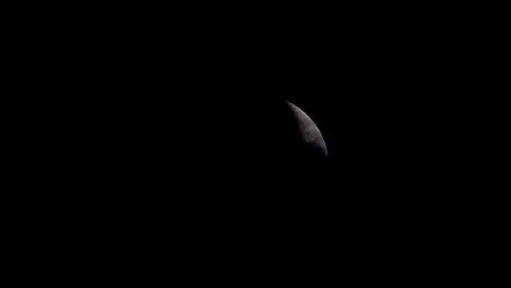 Luna-desapareciendo-detrás-de-las-nubes-en-el-cielo-nocturno-oscuro