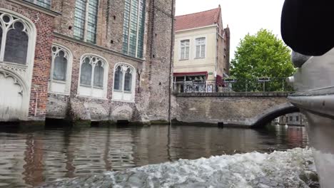 Brügge,-Belgien---Mai-2019:-Blick-auf-den-Wasserkanal-im-Stadtzentrum.-Touristischer-Spaziergang-auf-den-Wasserkanälen-der-Stadt.-Blick-von-einem-Touristenboot.