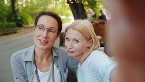 Porträt-von-glücklichen-Freundinnen,-die-Selfie-im-Outdoor-Café-posieren-und-Spaß-haben