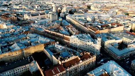 amanecer-por-encima-de-la-capital-cultural-centro-de-la-ciudad-de-los-lugares-de-interés-aéreo