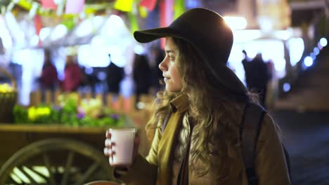 Chica-turista-caminando-en-la-feria-europea-de-Pascua-por-la-noche