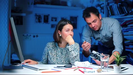 Two-bloggers-discussing-a-camera