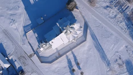 Orthodoxe-Holzkirche-an-einem-frostigen-Wintermorgen.--Blick-aus-der-Vogelperspektive-auf-die-Kirche-im-Winter.