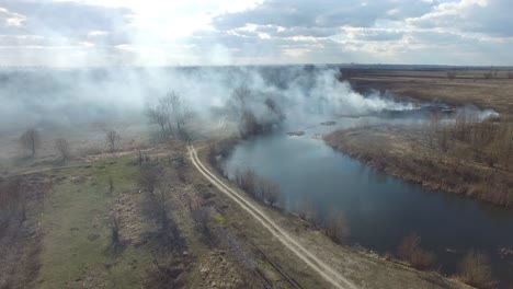 El-humo-de-la-quema-de-hierba-seca-(imagen-de-drone).