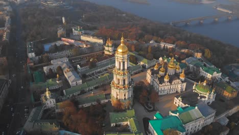 Drohnenaufnahmen-Luftaufnahme-von-Kiew-Pechersk-Lavra