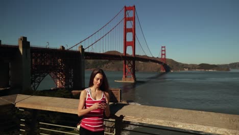 Woman-taking-selfie-with-Golden-Gate-Bridge